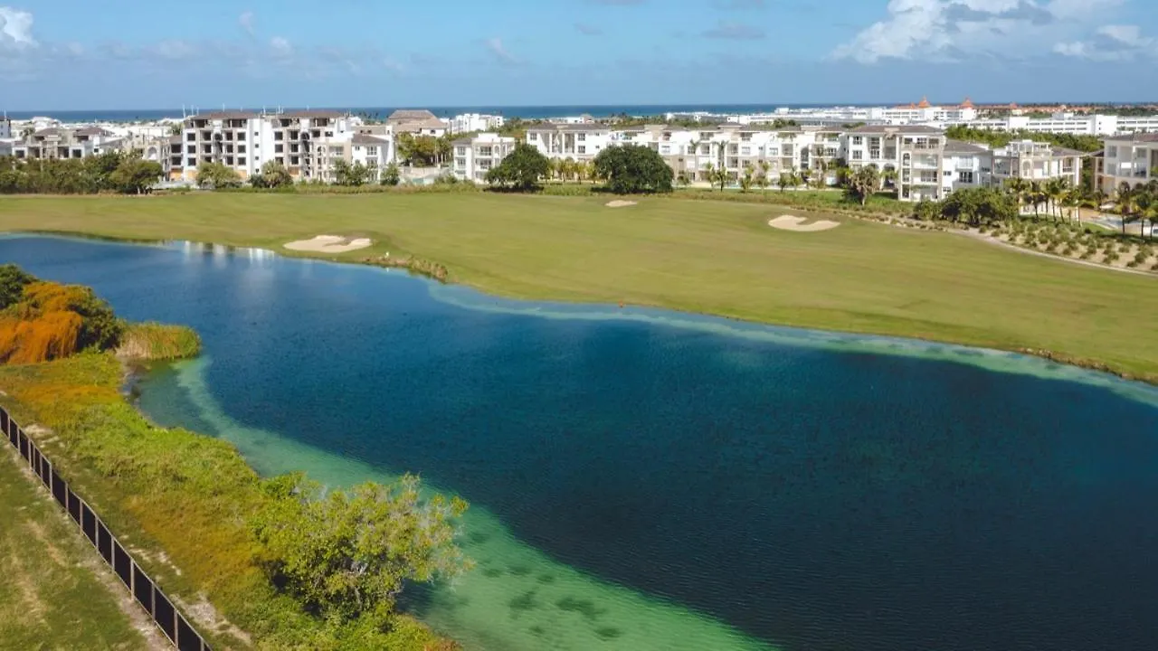Beachside Oasis: Pool Views and Casino Access Punta Cana Apartment
